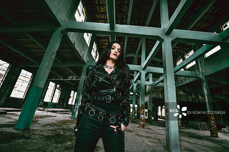 哥特风女子站在废弃建筑中，风吹起她的头发图片素材