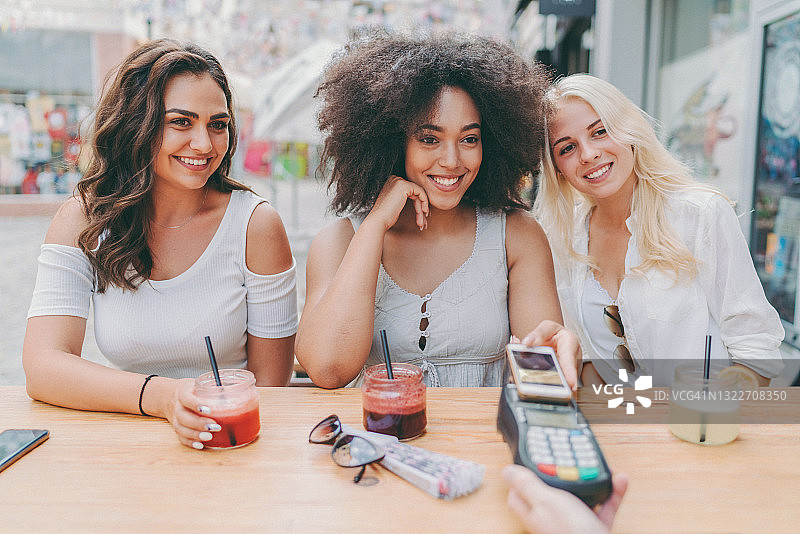 咖啡馆非接触式支付图片素材