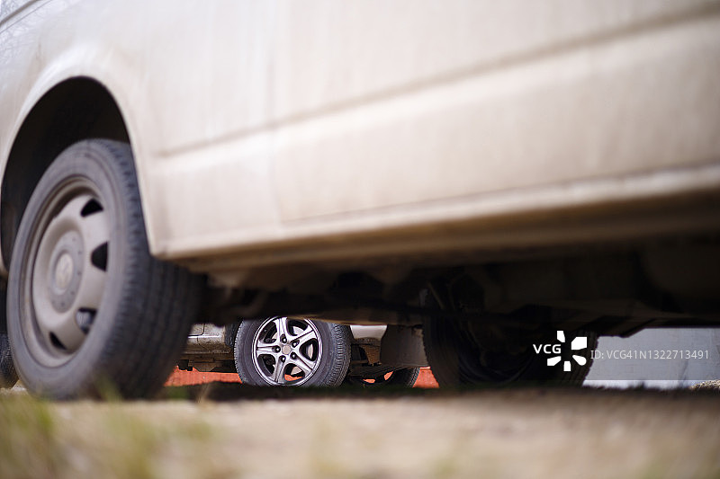 几辆汽车的低角度景观图片素材