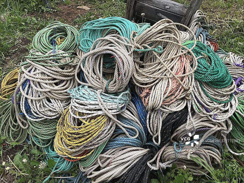 用于捕捞龙虾的一堆彩色绳索图片素材