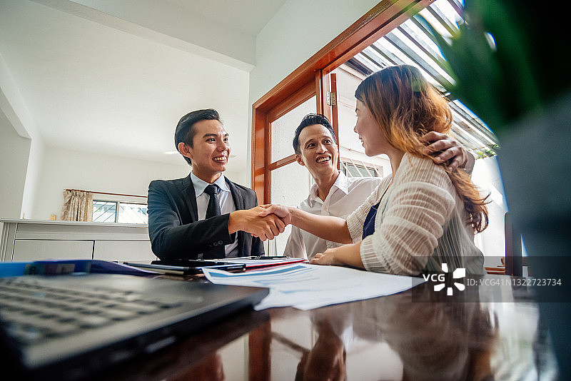 房地产经纪人与客户握手图片素材