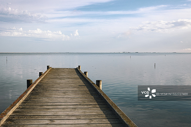 面向大海的木制码头图片素材