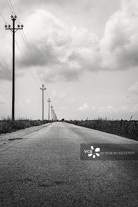 带有电力线的透视道路图片素材
