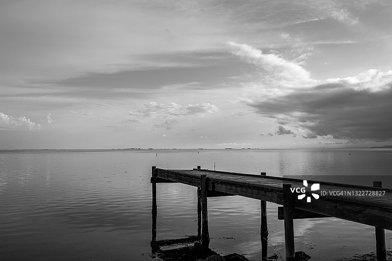 面向大海的木制码头图片素材