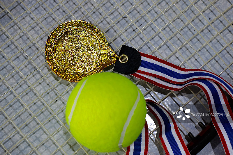 金色奖牌和网球图片素材