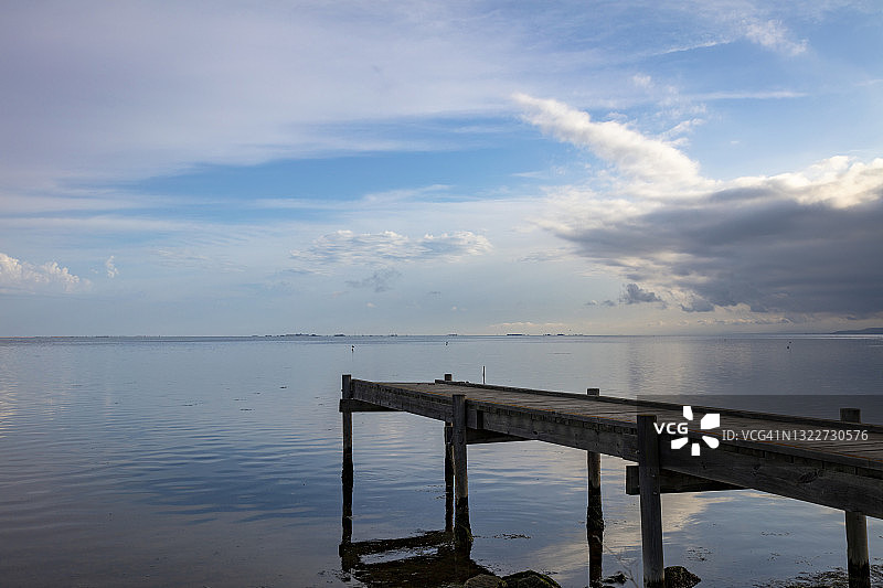 面向大海的木制小码头图片素材