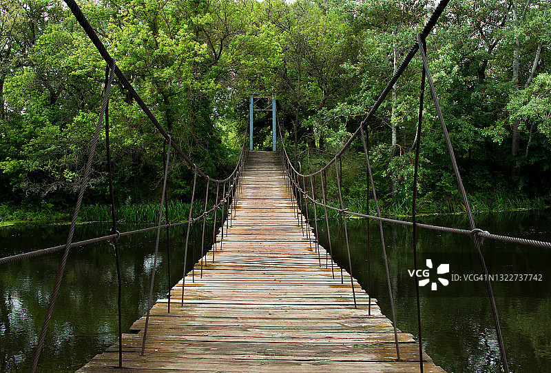 通往岛屿的古老木制人行桥图片素材
