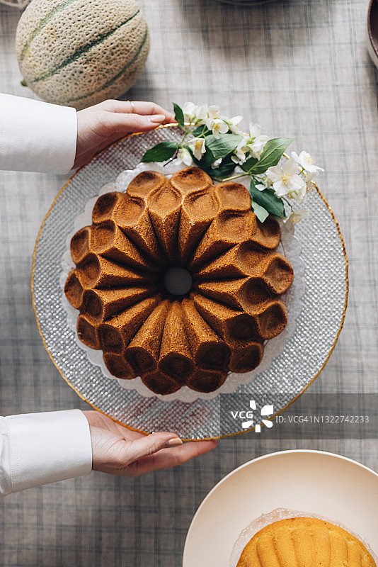 手拿装饰邦特蛋糕特写图片素材