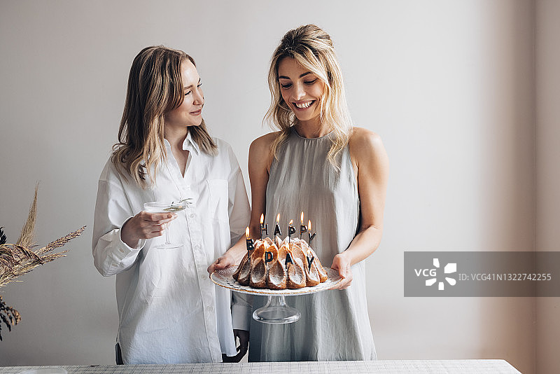 姐妹情深：两位笑容满面的女性一起庆祝生日图片素材