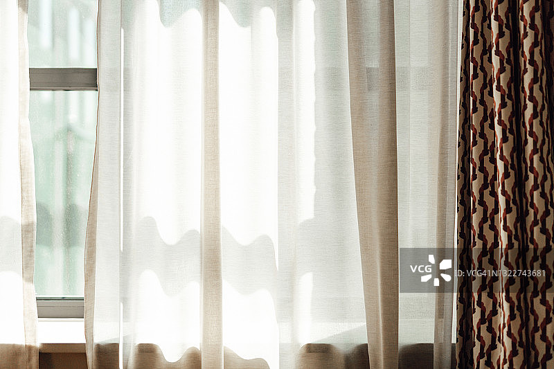 阳光穿过窗帘图片素材