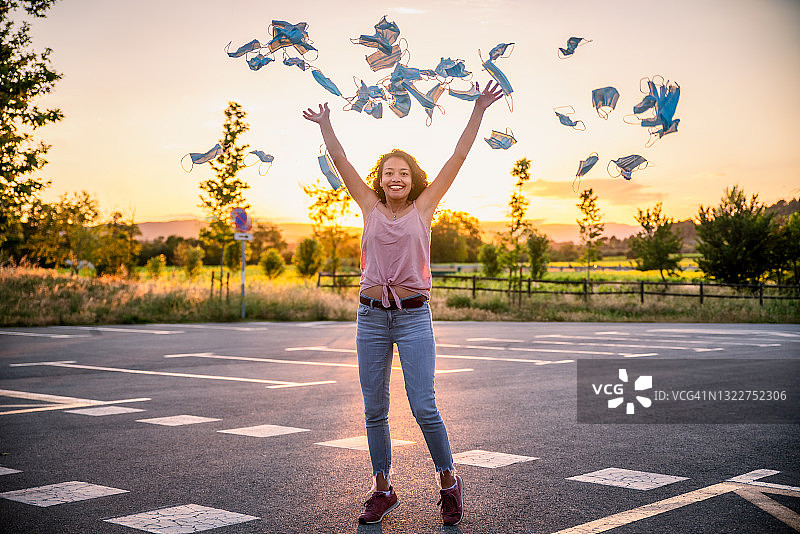 隔离结束，人们扔掉口罩庆祝战胜新冠疫情图片素材