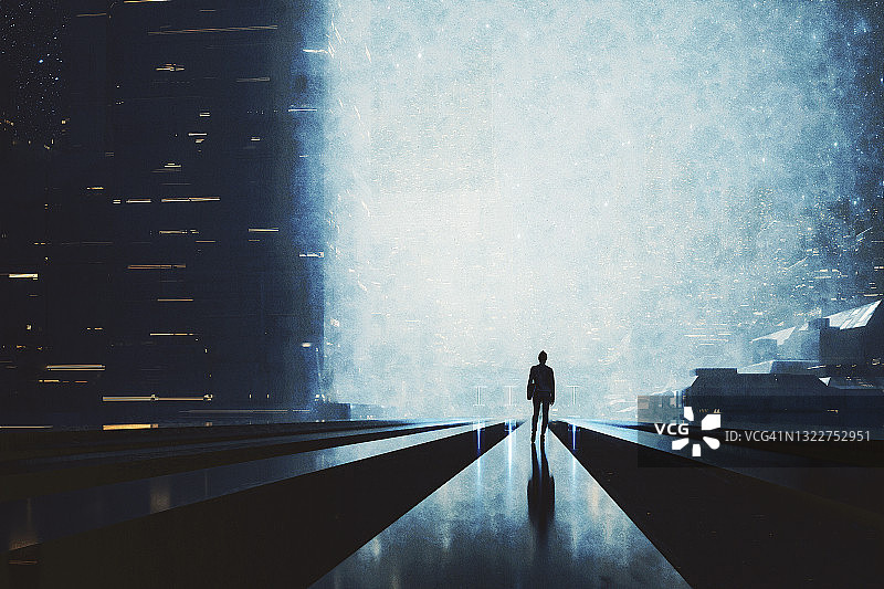 夜晚在未来城市中行走的孤独女人图片素材