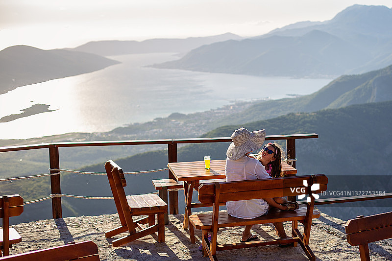 在黑山科托尔湾顶部的祖母和孙女图片素材