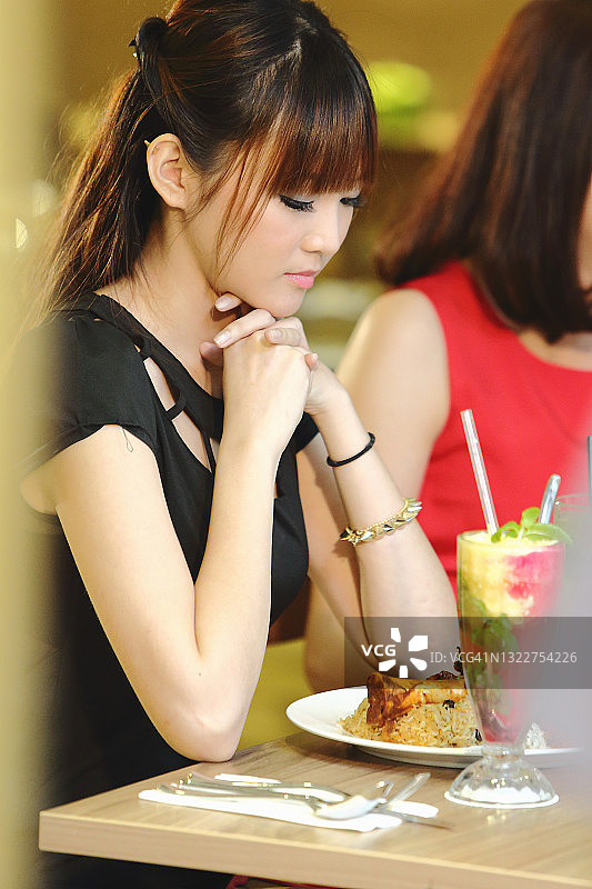 女孩在用餐前祈祷图片素材