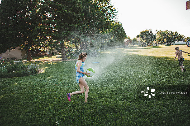 在后院玩耍的孩子们图片素材