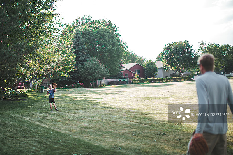 男人和男孩玩接球游戏图片素材