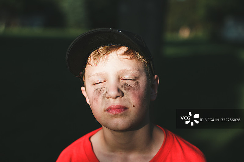 阳光照耀在男孩的脸上图片素材