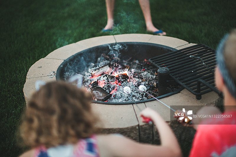 儿童烤棉花糖图片素材