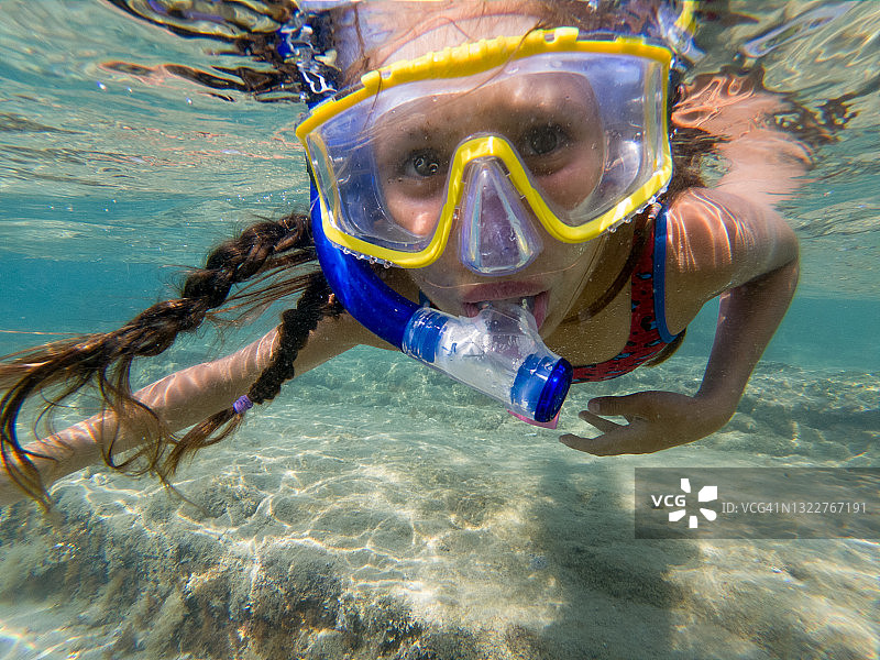 浮潜的小女孩肖像图片素材