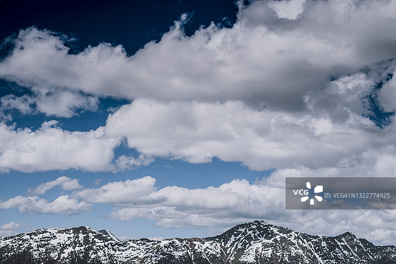 彭伯顿附近的罗尔山和积云图片素材