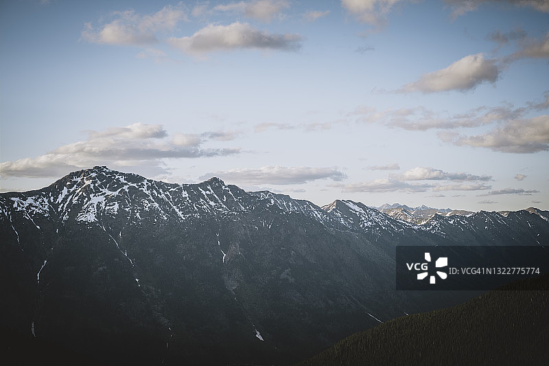 彭伯顿附近的罗尔山和积云图片素材