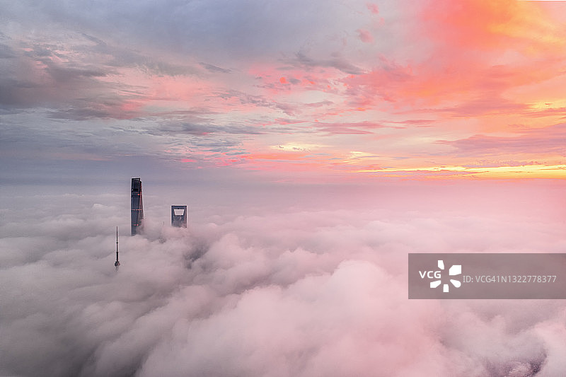 上海天际线在浓雾中图片素材