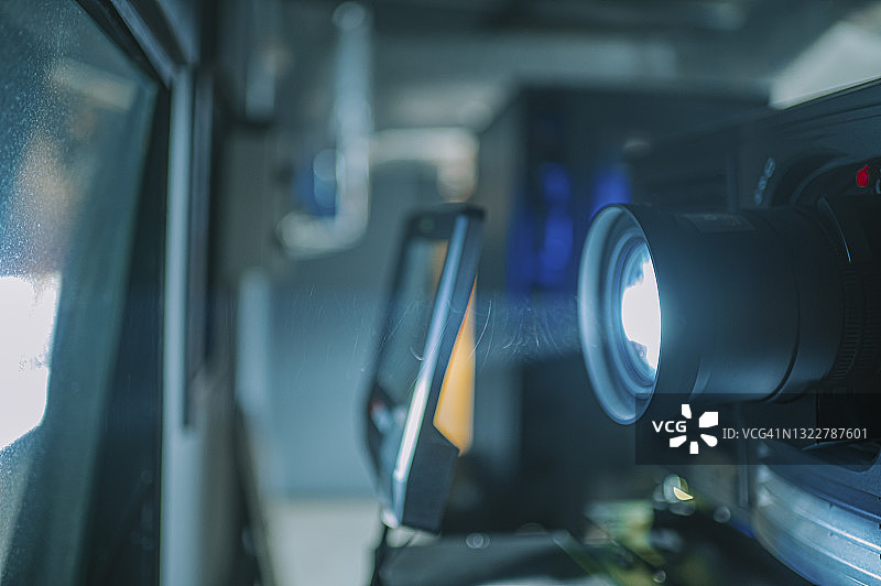 电影院放映室与投影仪电脑设备后台图片素材