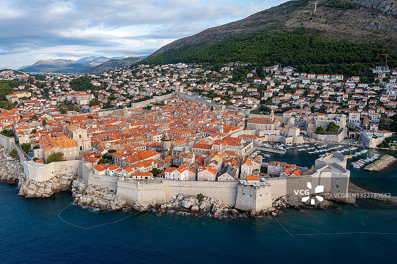 克罗地亚杜布罗夫尼克中世纪老城及其码头和亚得里亚海防御墙的迷人日出航拍图片素材