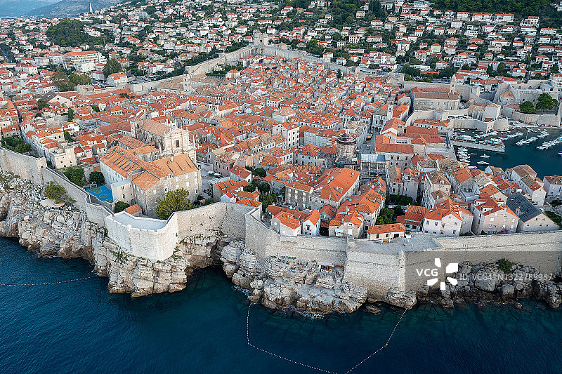 克罗地亚杜布罗夫尼克中世纪老城及其码头和亚得里亚海防御墙的迷人日出航拍图片素材