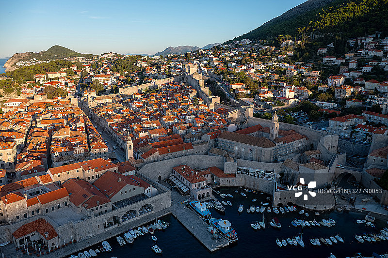 克罗地亚杜布罗夫尼克中世纪老城及其码头和亚得里亚海防御墙的迷人日出航拍图片素材