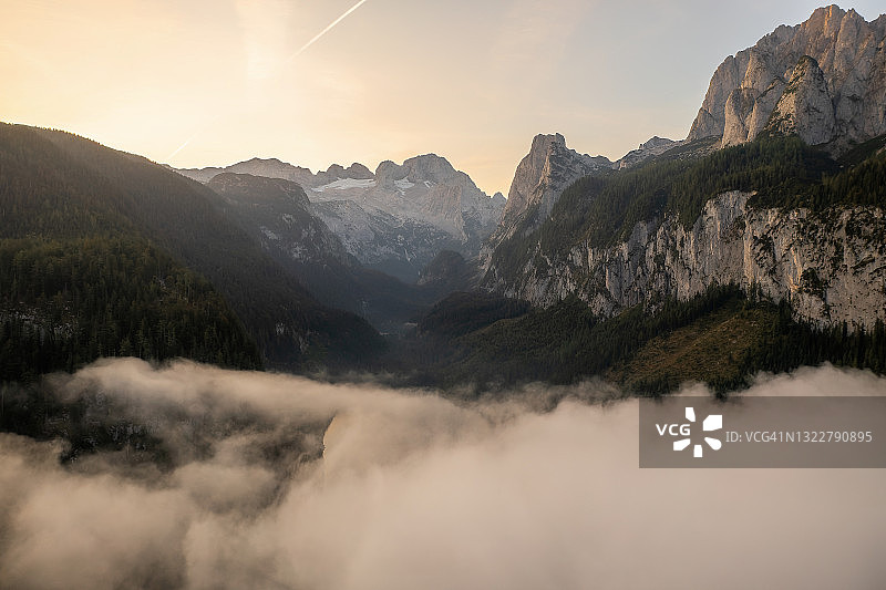 奥地利上奥地利州戈绍萨湖山区湖泊日出雾景航拍图片素材