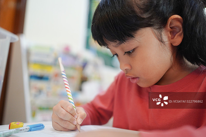 亚洲儿童学生写作业学习图片素材