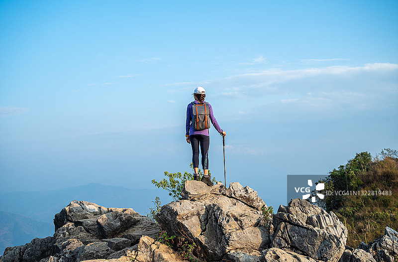 站在山顶上俯瞰美景的游客女人图片素材