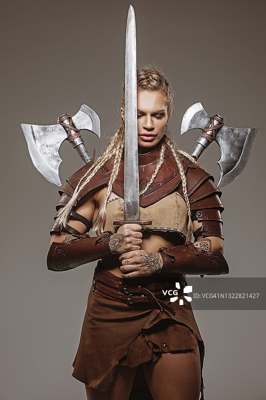 美丽的金色梦幻维京女子肖像图片素材