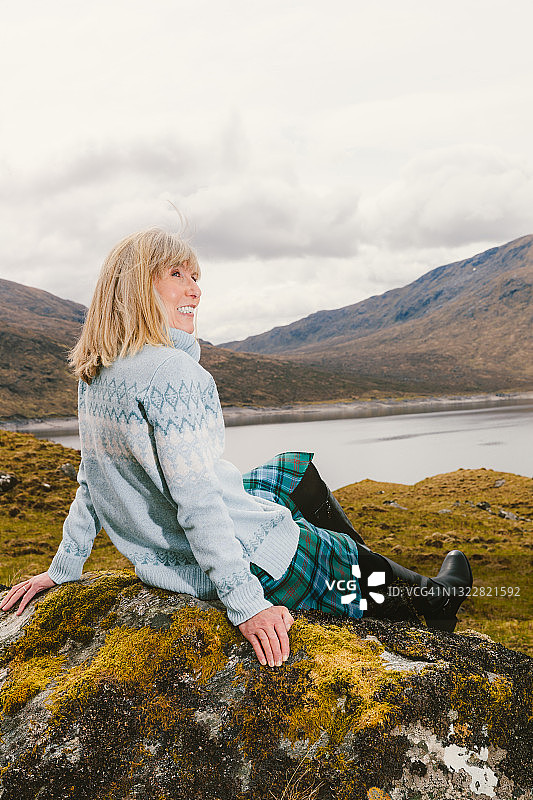 身穿苏格兰格子呢的女人，苏格兰高地图片素材