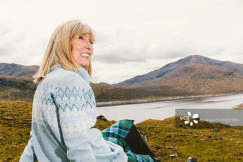 身穿苏格兰格子呢的女人，苏格兰高地图片素材