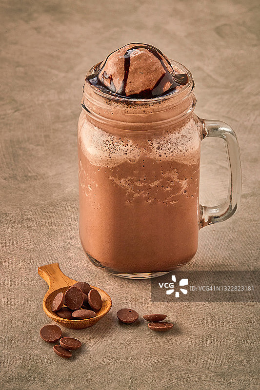 玻璃杯中的冰巧克力奶昔图片素材