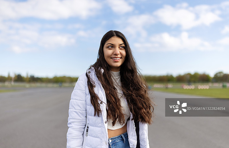滕珀尔霍夫机场上美丽的女孩肖像图片素材