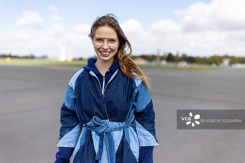 在滕珀尔霍夫机场的美丽女子肖像图片素材