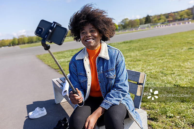 女人在滑冰后于旧机场自拍图片素材