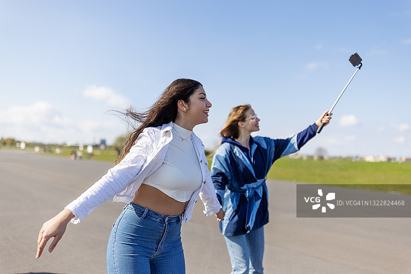 滑冰并自拍的女人图片素材