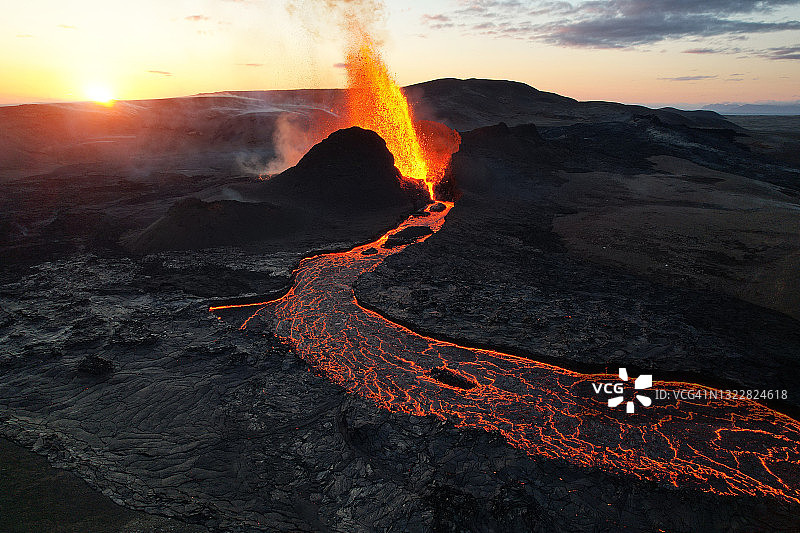 冰岛法格拉达尔斯火山（格尔丁加达鲁尔）的日落图片素材