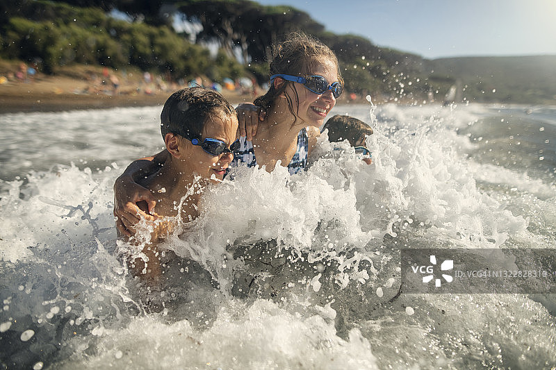 孩子们在夏季海水中嬉戏图片素材