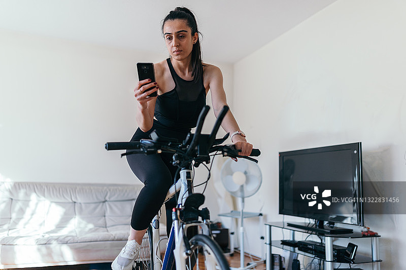 年轻教练与动感单车图片素材