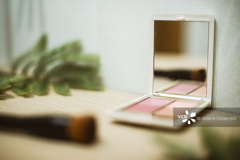 化妆品调色板和化妆刷特写图片素材