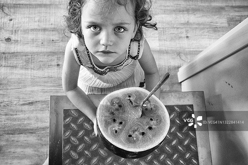 女孩吃西瓜俯视图图片素材