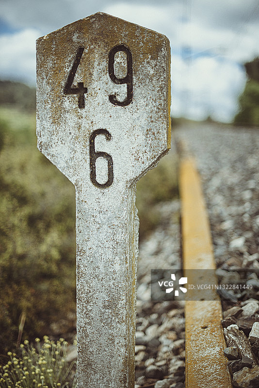 西班牙铁轨旁的铁路信号灯特写图片素材