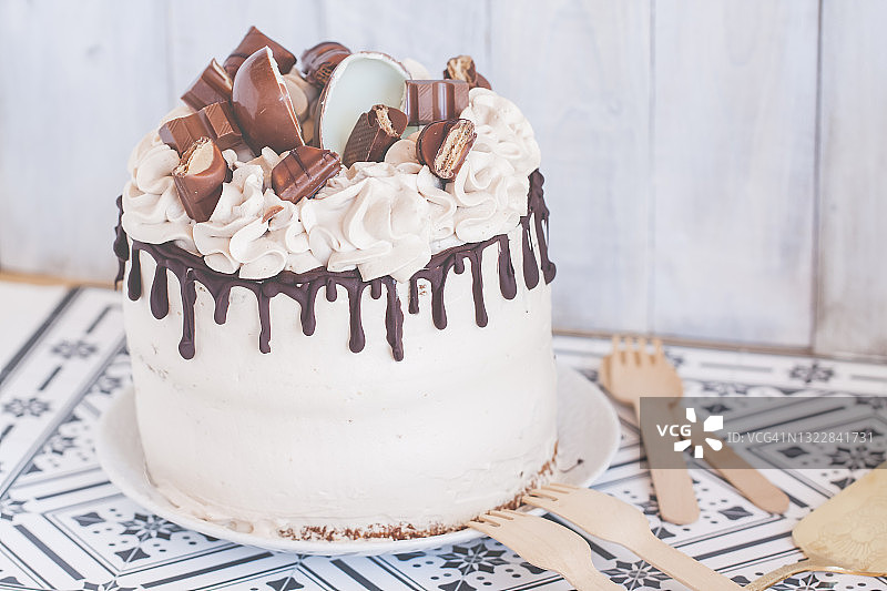 多种巧克力装饰的巧克力奶油蛋糕图片素材
