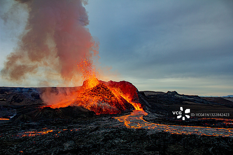 冰岛雷克雅内斯半岛法格拉达尔斯菲亚德火山喷发图片素材
