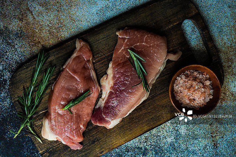 迷迭香和粉色喜马拉雅盐生猪排的俯视照片图片素材